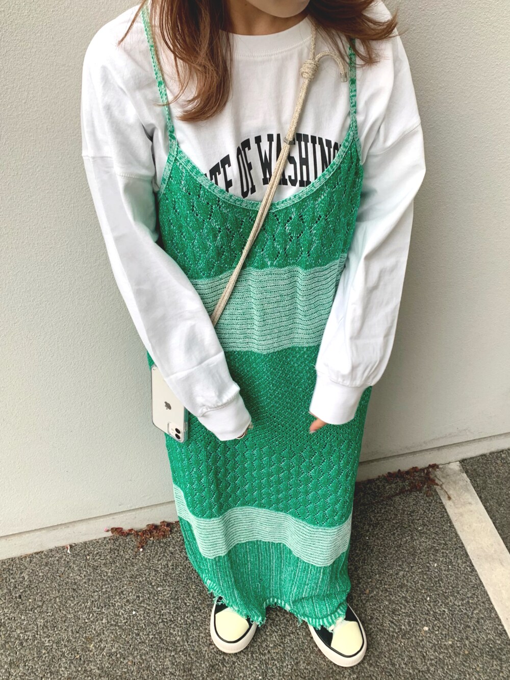 ホワイト系のTシャツ/カットソー、グリーン系のワンピース、ホワイト系のハットを着用したレディースの春コーディネートの3枚目の写真