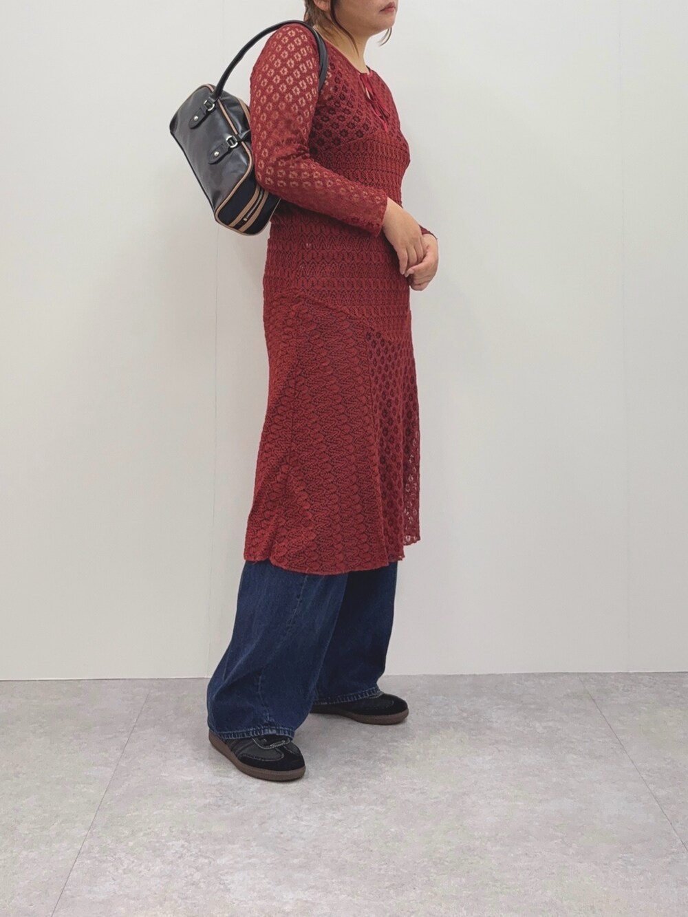 ブラック系のボストンバッグ、ブラウン系のバンダナ/スカーフを着用したレディースの秋コーディネートの2枚目の写真