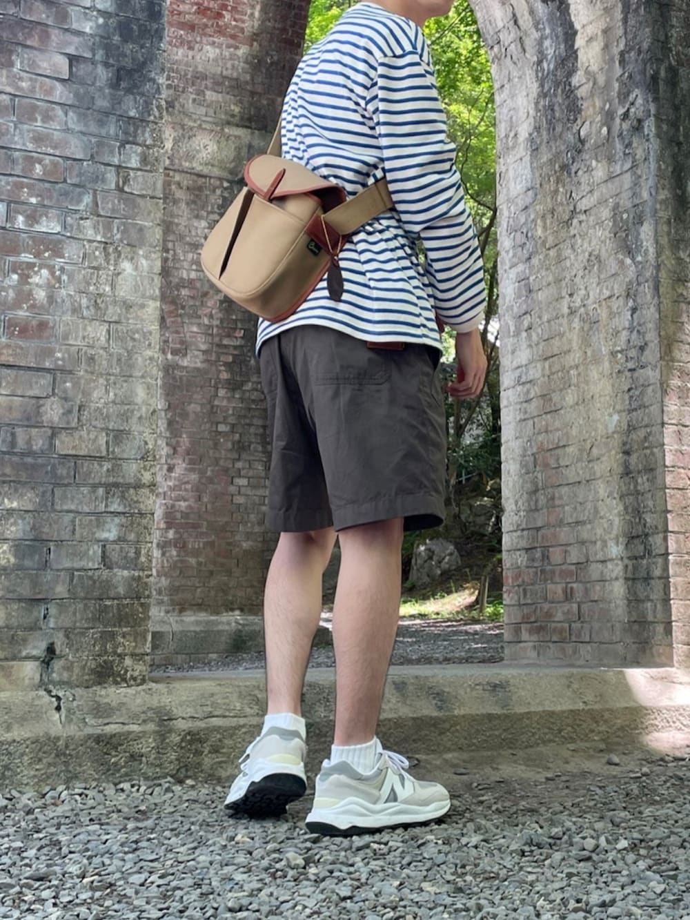 グリーン系のその他パンツ、グレー系のスニーカー、ブルー系のTシャツ/カットソーを着用したメンズの夏コーディネートの2枚目の写真