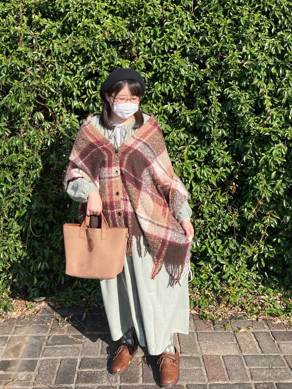 グリーン系のワンピース、ブラウン系のストール/ショールを着用したレディースの秋コーディネートの3枚目の写真