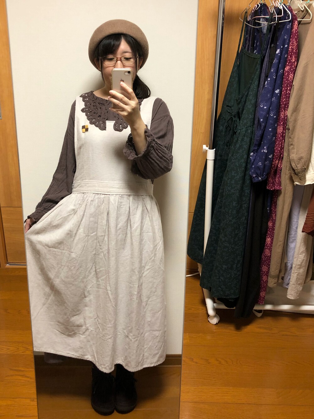 ホワイト系のワンピース、ブラウン系のワンピース、ブラウン系のストール/ショールを着用したレディースの秋コーディネートの3枚目の写真