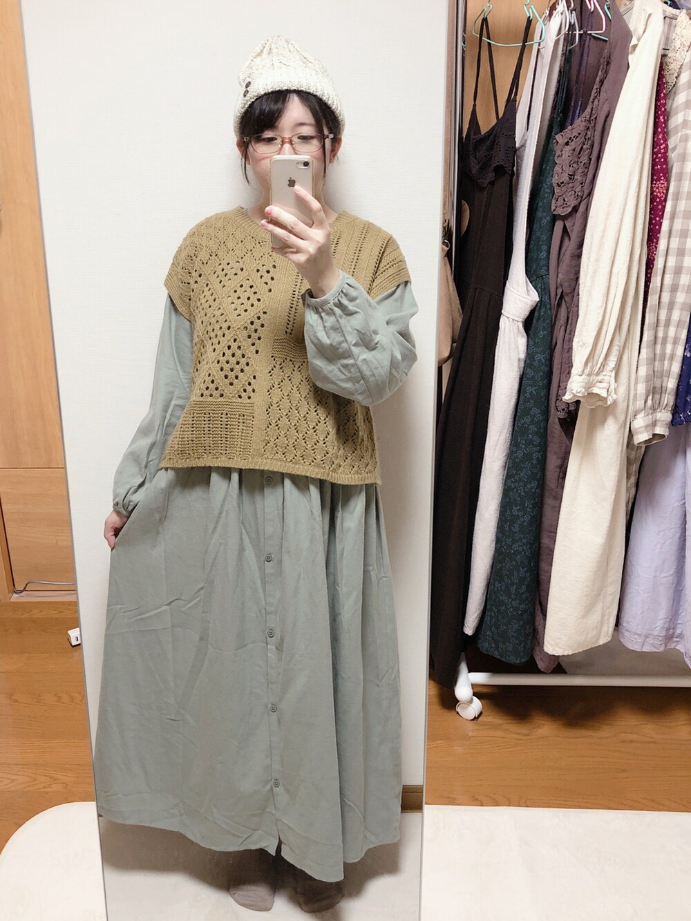 ホワイト系のその他アウター、イエロー系のベスト、グリーン系のワンピースを着用したレディースの秋コーディネートの2枚目の写真