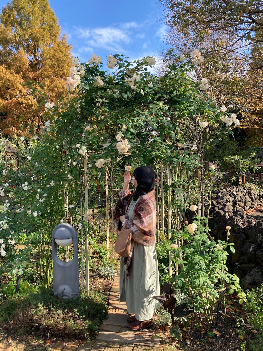 グリーン系のワンピース、ブラウン系のストール/ショールを着用したレディースの秋コーディネートの5枚目の写真