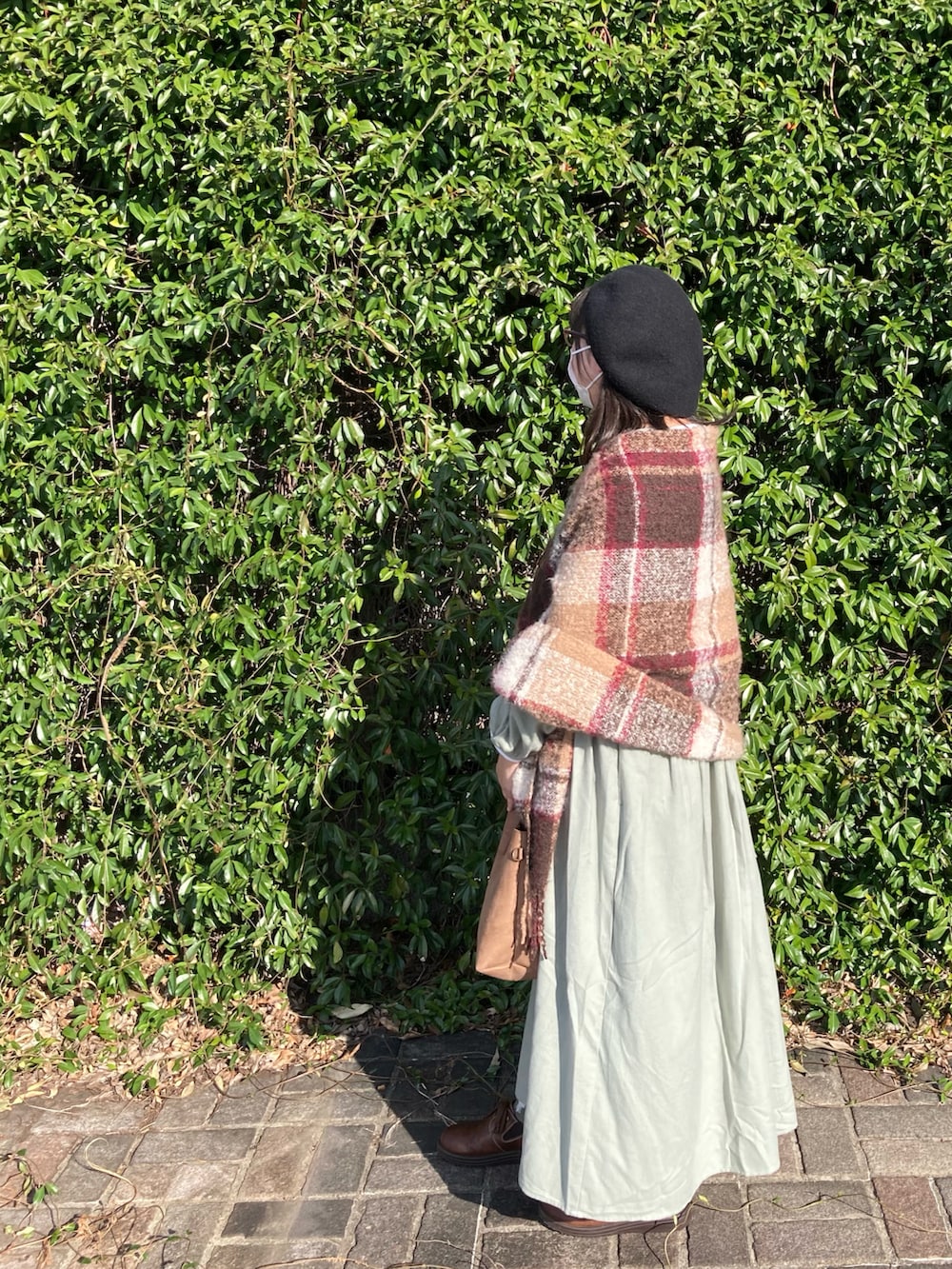 グリーン系のワンピース、ブラウン系のストール/ショールを着用したレディースの秋コーディネートの4枚目の写真