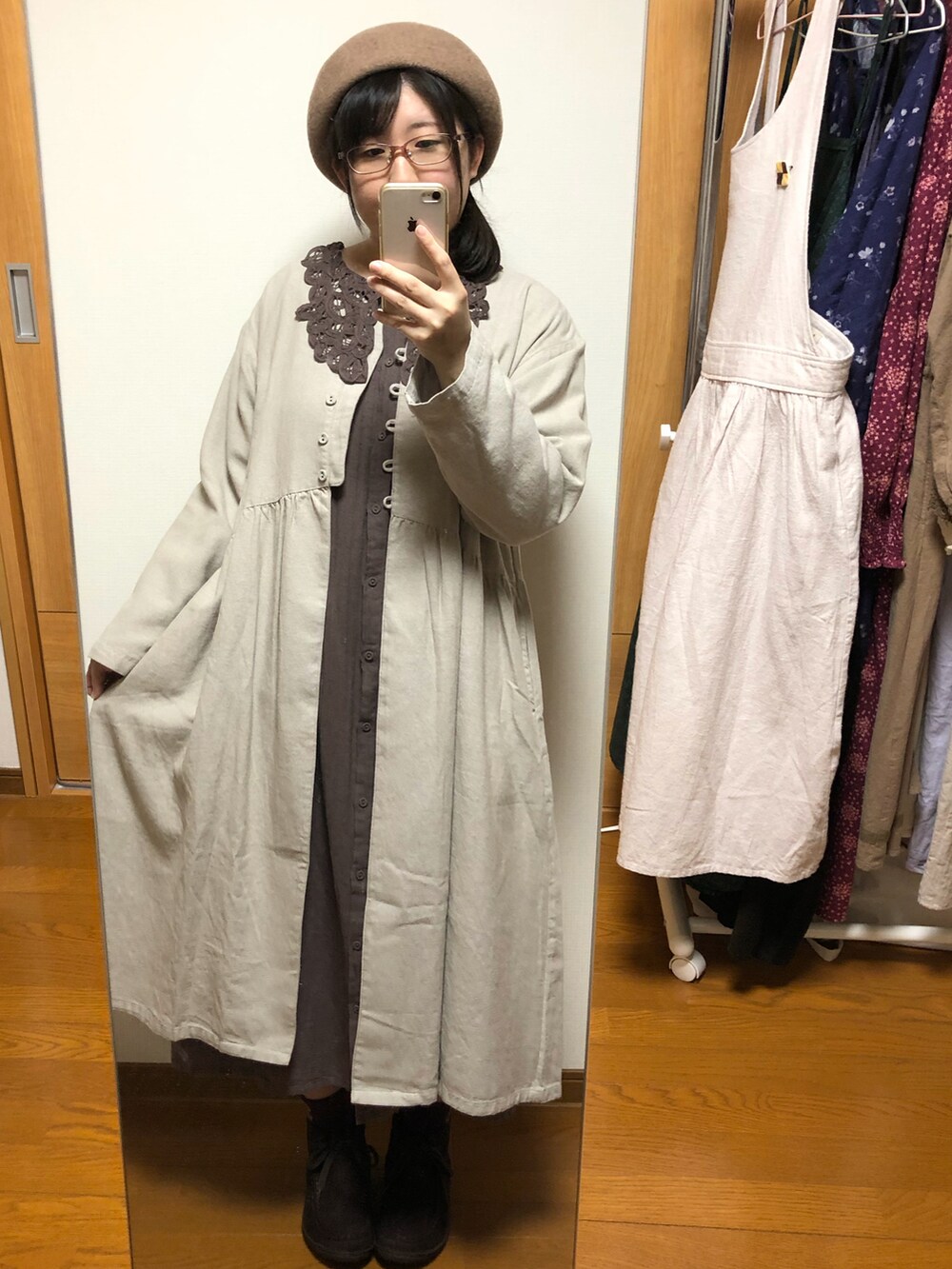 ホワイト系のワンピース、ブラウン系のワンピース、ブラウン系のストール/ショールを着用したレディースの秋コーディネートの4枚目の写真