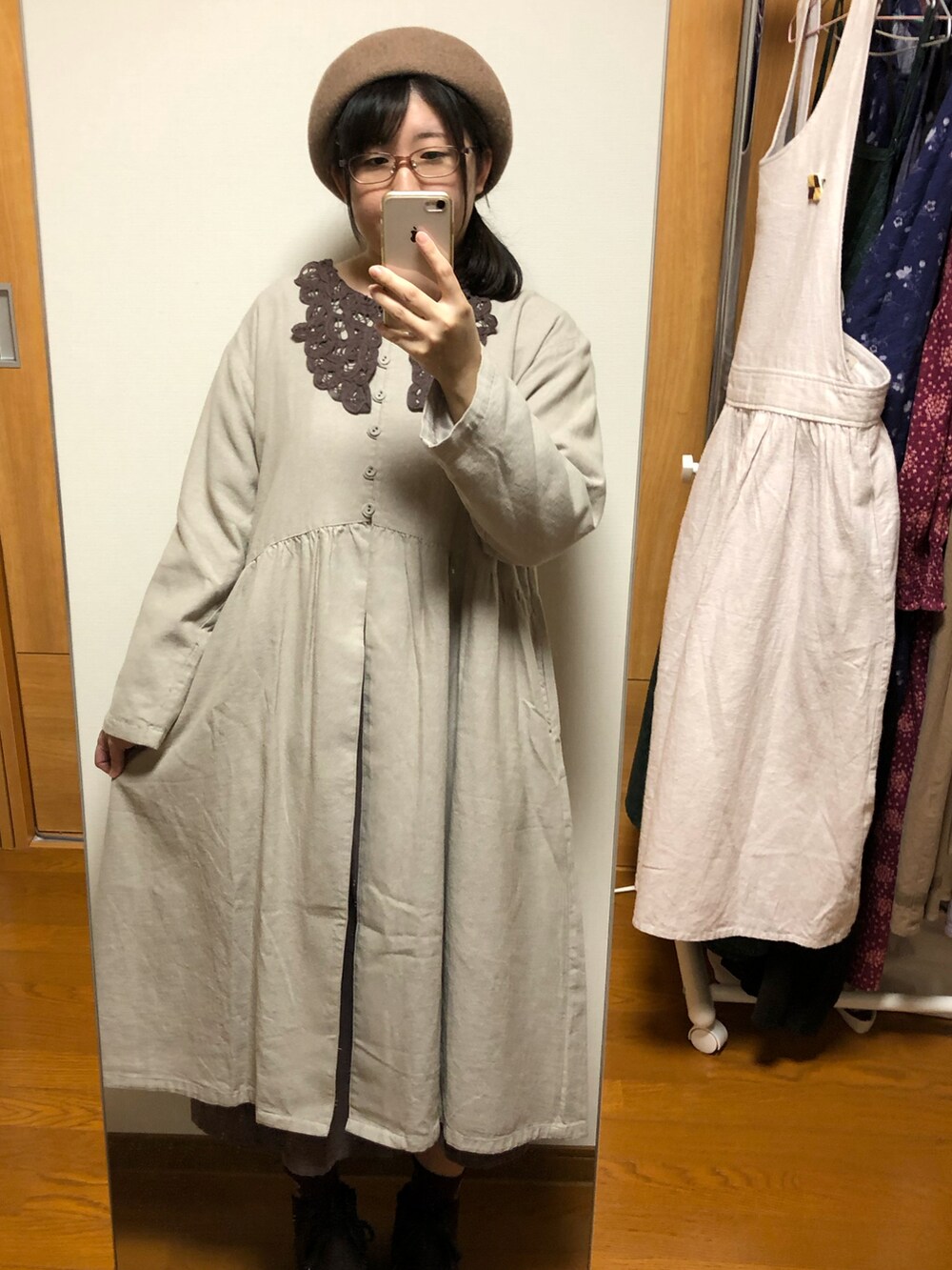 ホワイト系のワンピース、ブラウン系のワンピース、ブラウン系のストール/ショールを着用したレディースの秋コーディネートの5枚目の写真