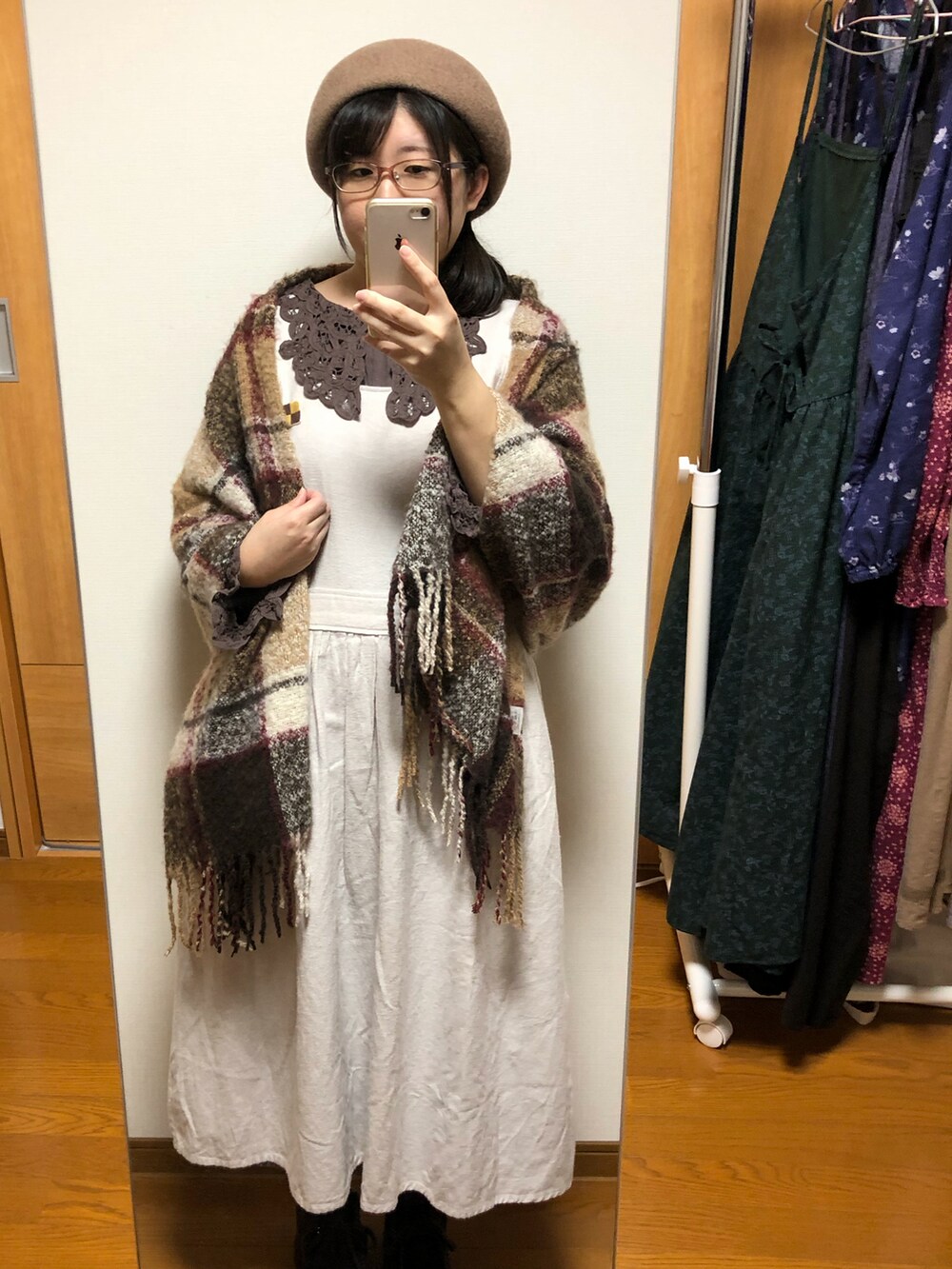 ホワイト系のワンピース、ブラウン系のワンピース、ブラウン系のストール/ショールを着用したレディースの秋コーディネートの2枚目の写真