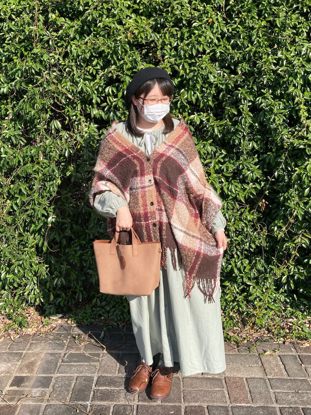 グリーン系のワンピース、ブラウン系のストール/ショールを着用したレディースの秋コーディネートの2枚目の写真