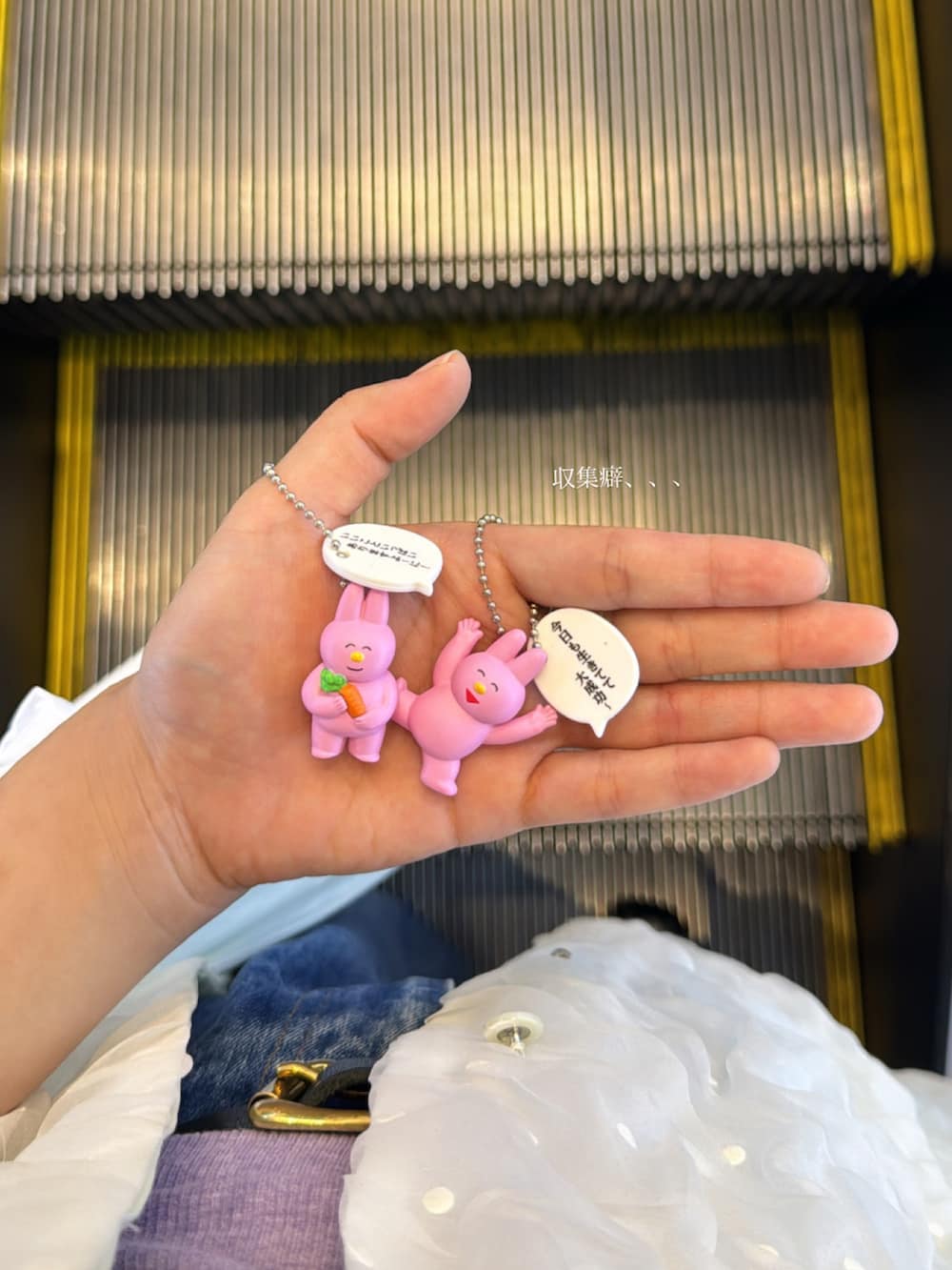 ブラック系のショルダーバッグ、ブルー系のデニムパンツ、ホワイト系のその他トップスを着用したレディースの夏コーディネートの2枚目の写真