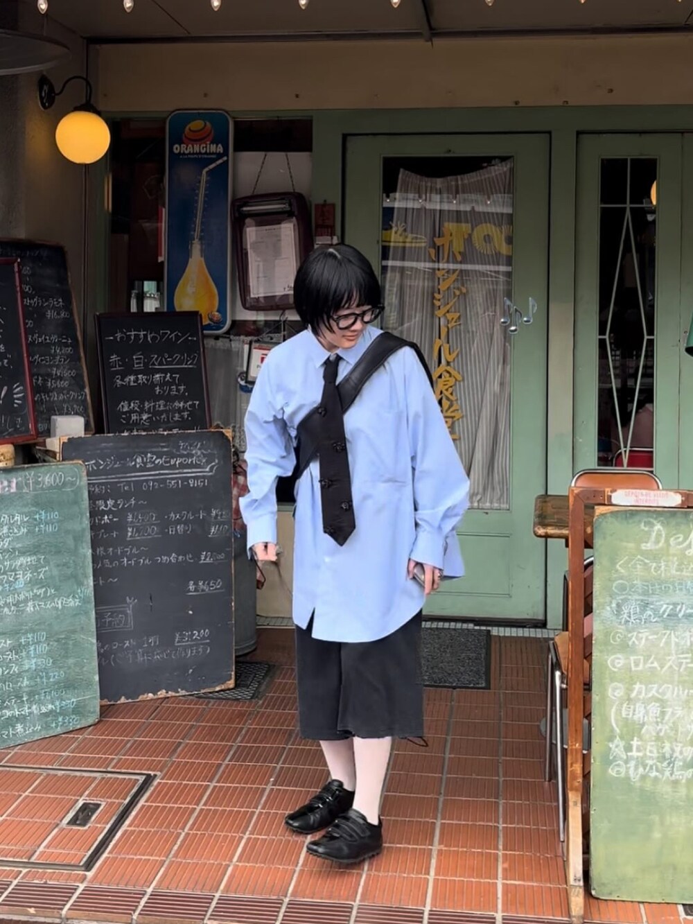ブラック系のバッグ、ブルー系のシャツ/ブラウス、ブラック系のその他パンツを着用したレディースの秋コーディネートの3枚目の写真