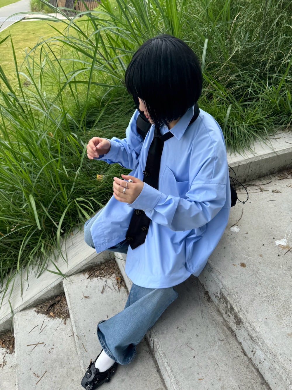 ブルー系のデニムパンツ、ブラック系のファッション雑貨を着用したレディースの夏コーディネートの2枚目の写真