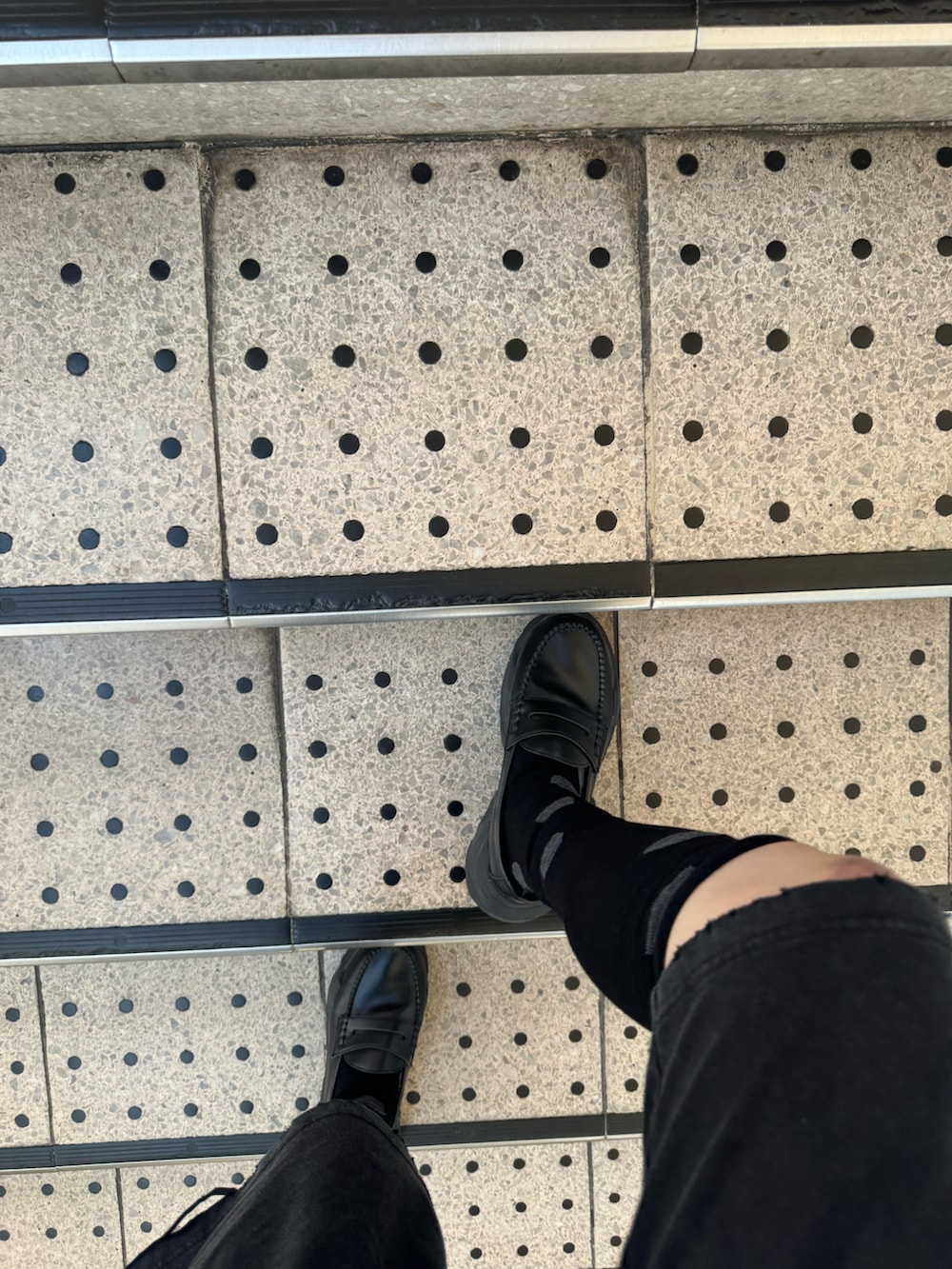 ブラック系のバッグ、ブラック系のトップス、ブラック系のその他パンツを着用したレディースの夏コーディネートの3枚目の写真