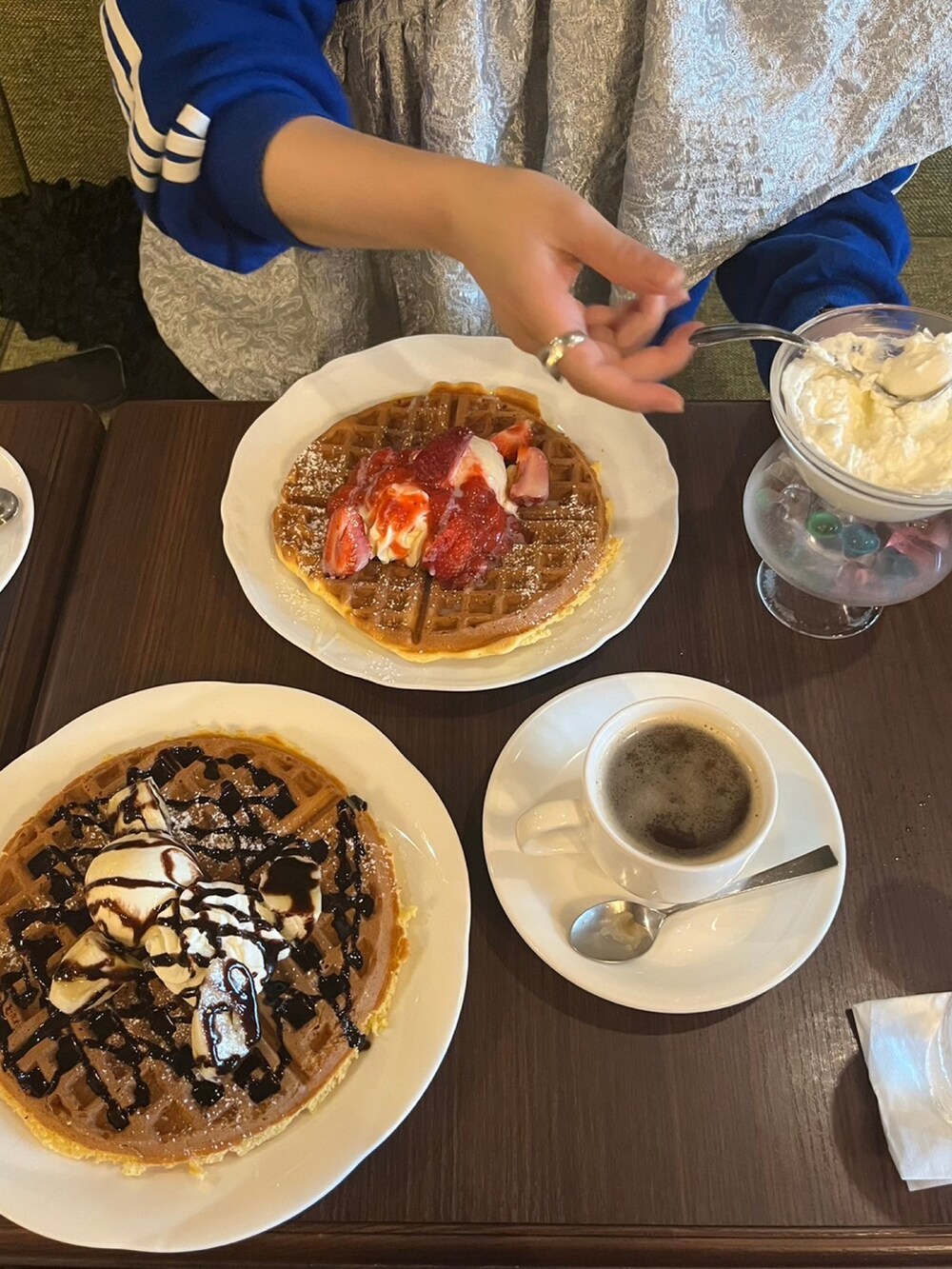 ブラック系のパンツ、ブラック系のハンドバッグ、ブルー系のジャケット/アウターを着用したレディースの春コーディネートの2枚目の写真