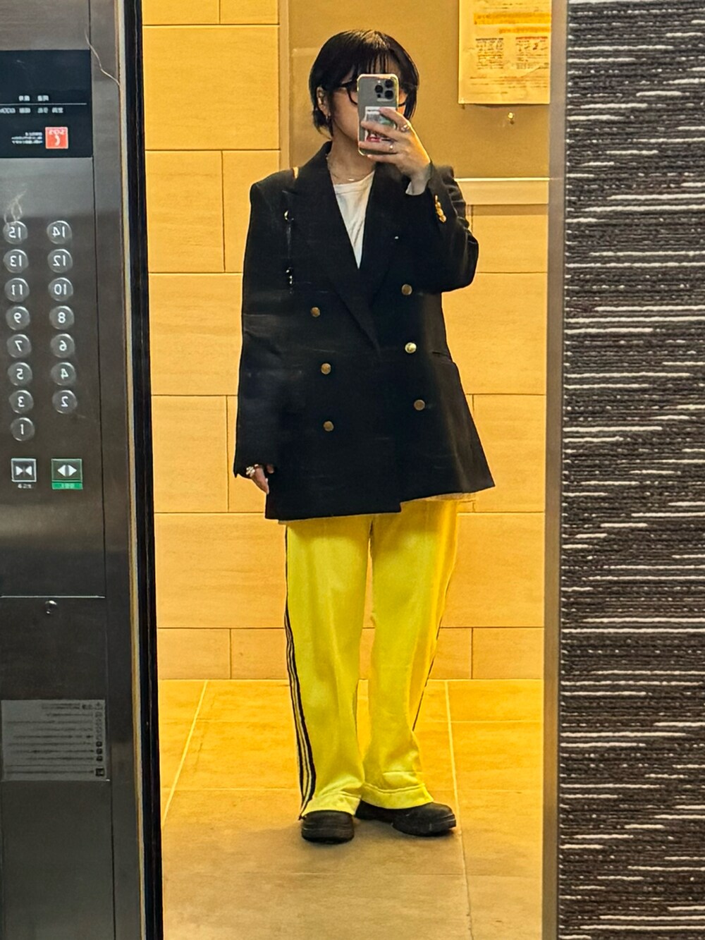 イエロー系のその他パンツ、ホワイト系のTシャツ/カットソー、ブラック系のブーツを着用したレディースの秋コーディネートの3枚目の写真