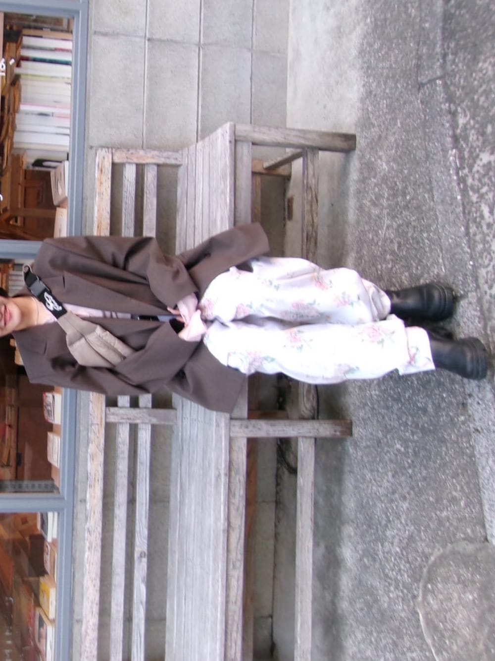 ブラック系のブーツ、ブラウン系のテーラードジャケット、グレー系のキャップを着用したレディースの冬コーディネートの4枚目の写真