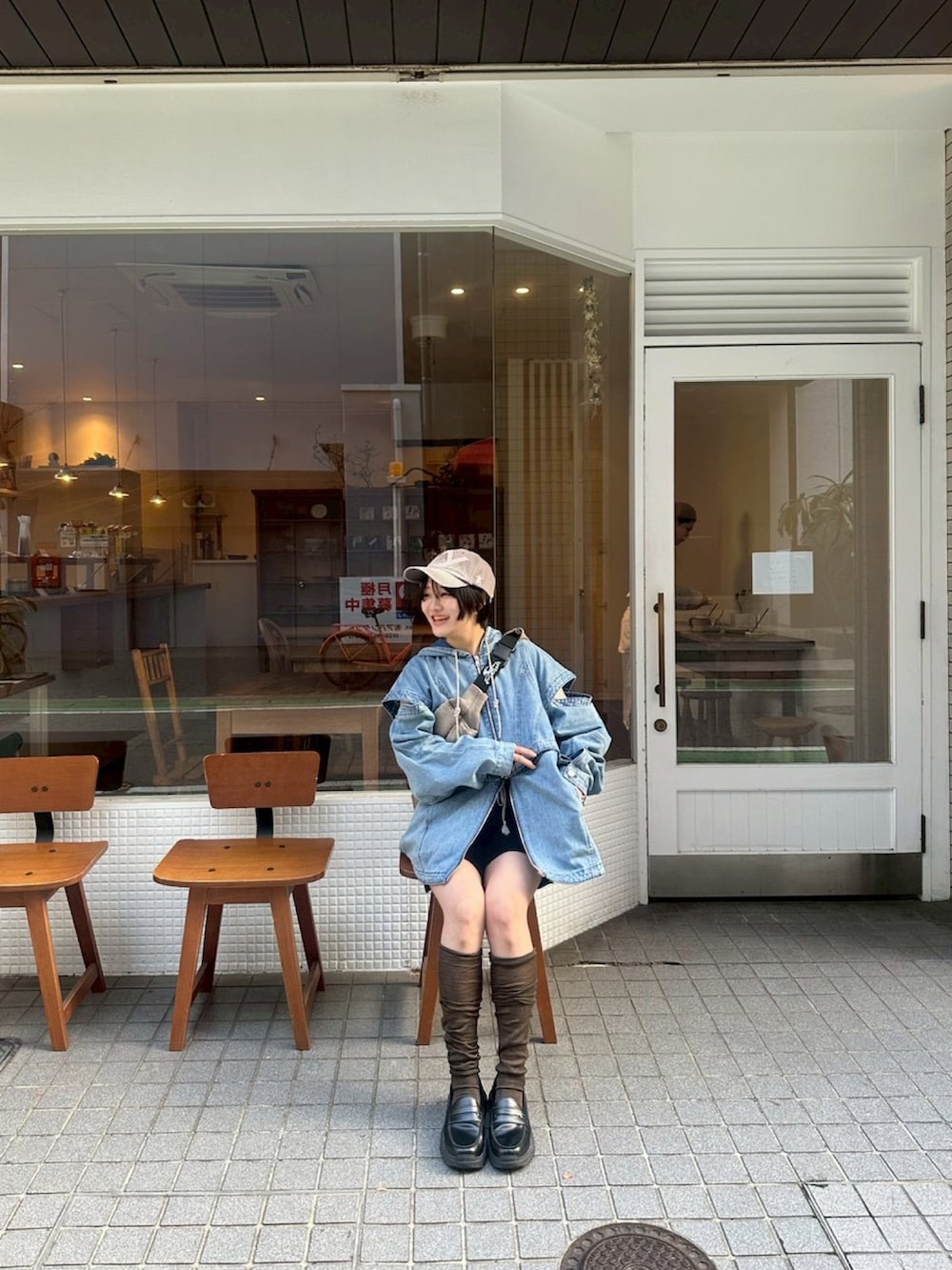 ブルー系のトップス、ブラック系のローファー、ブラウン系のソックス/靴下を着用したレディースの冬コーディネートの3枚目の写真