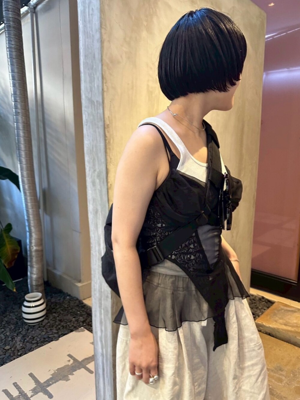 ホワイト系のチノパンツ、ピンク系のネックレス、ブラック系のサングラスを着用したレディースの夏コーディネートの2枚目の写真