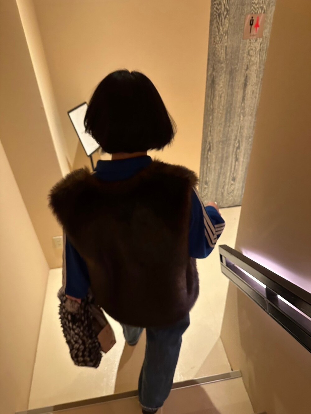 ブラウン系のその他アウターを着用したレディースの春コーディネートの2枚目の写真