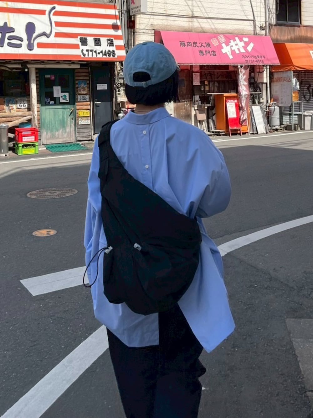 ブルー系のシャツ/ブラウス、ブルー系のデニムパンツ、ブラック系のシューズを着用したレディースの春コーディネートの2枚目の写真