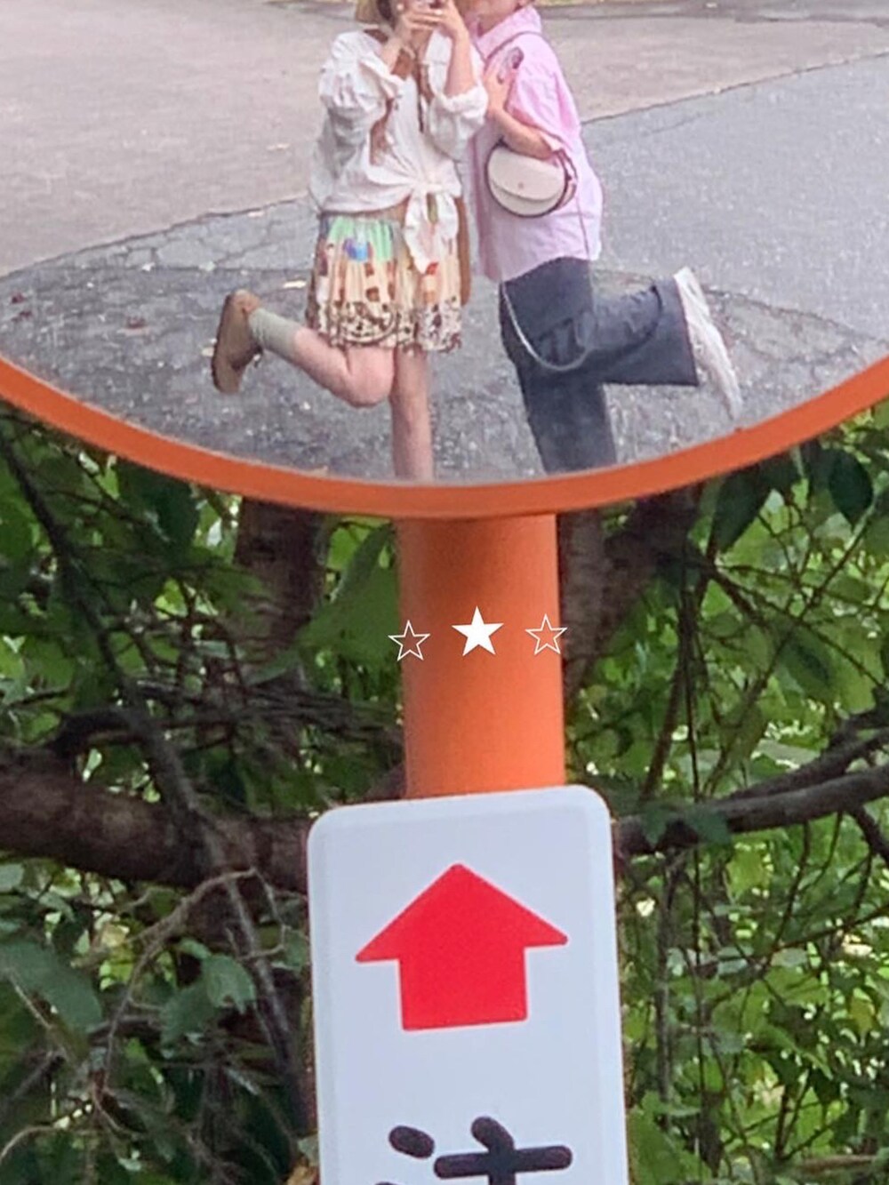 ブラウン系のショルダーバッグ、ブラウン系のスニーカー、ブラウン系のバッグを着用したレディースの夏コーディネートの2枚目の写真