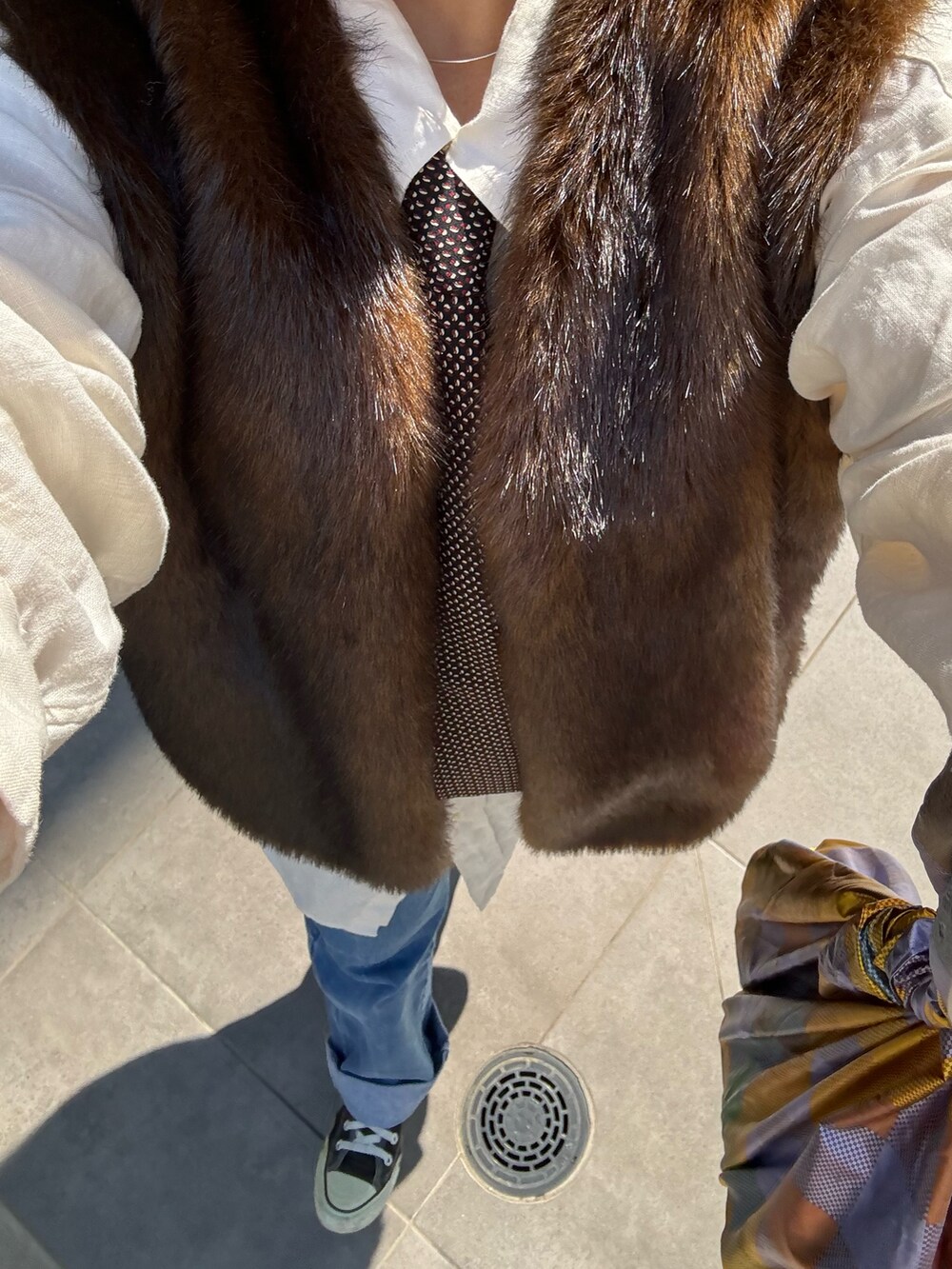 ホワイト系のシャツ/ブラウス、ブラウン系のその他アウター、ホワイト系のシャツ/ブラウスを着用したレディースの春コーディネートの2枚目の写真