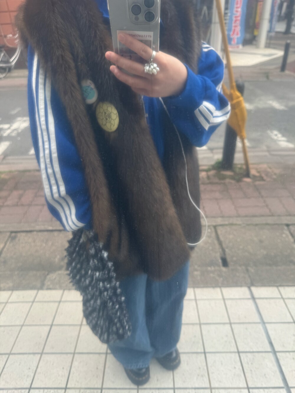 ブラウン系のその他アウターを着用したレディースの春コーディネートの3枚目の写真