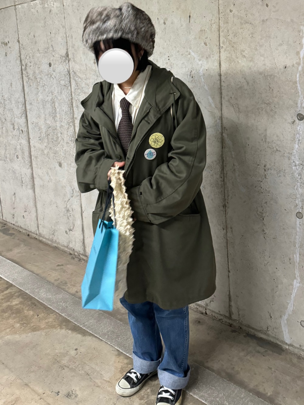 ブラック系のシューズ、グリーン系のモッズコート、ブラック系のハンドバッグを着用したレディースの春コーディネートの2枚目の写真