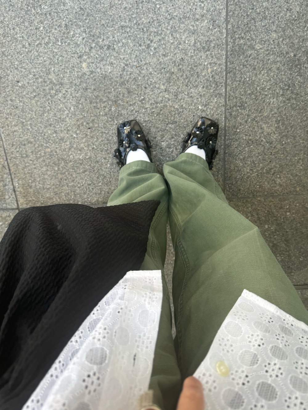 ホワイト系のシャツ/ブラウス、グリーン系のパンツ、ブラック系のパンプスを着用したレディースの夏コーディネートの2枚目の写真