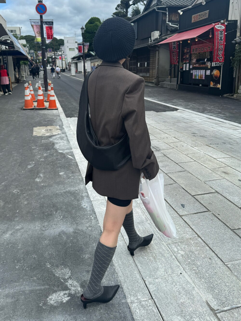 ブラック系のその他パンツ、ブラック系のパンプス、ブラウン系のテーラードジャケットを着用したレディースの秋コーディネートの2枚目の写真