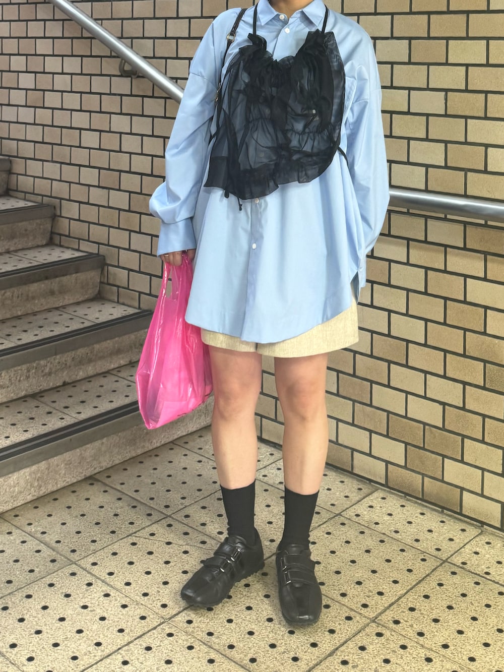 ブラック系のシューズ、ブルー系のシャツ/ブラウス、ベージュ系のパンツを着用したレディースの春コーディネートの2枚目の写真