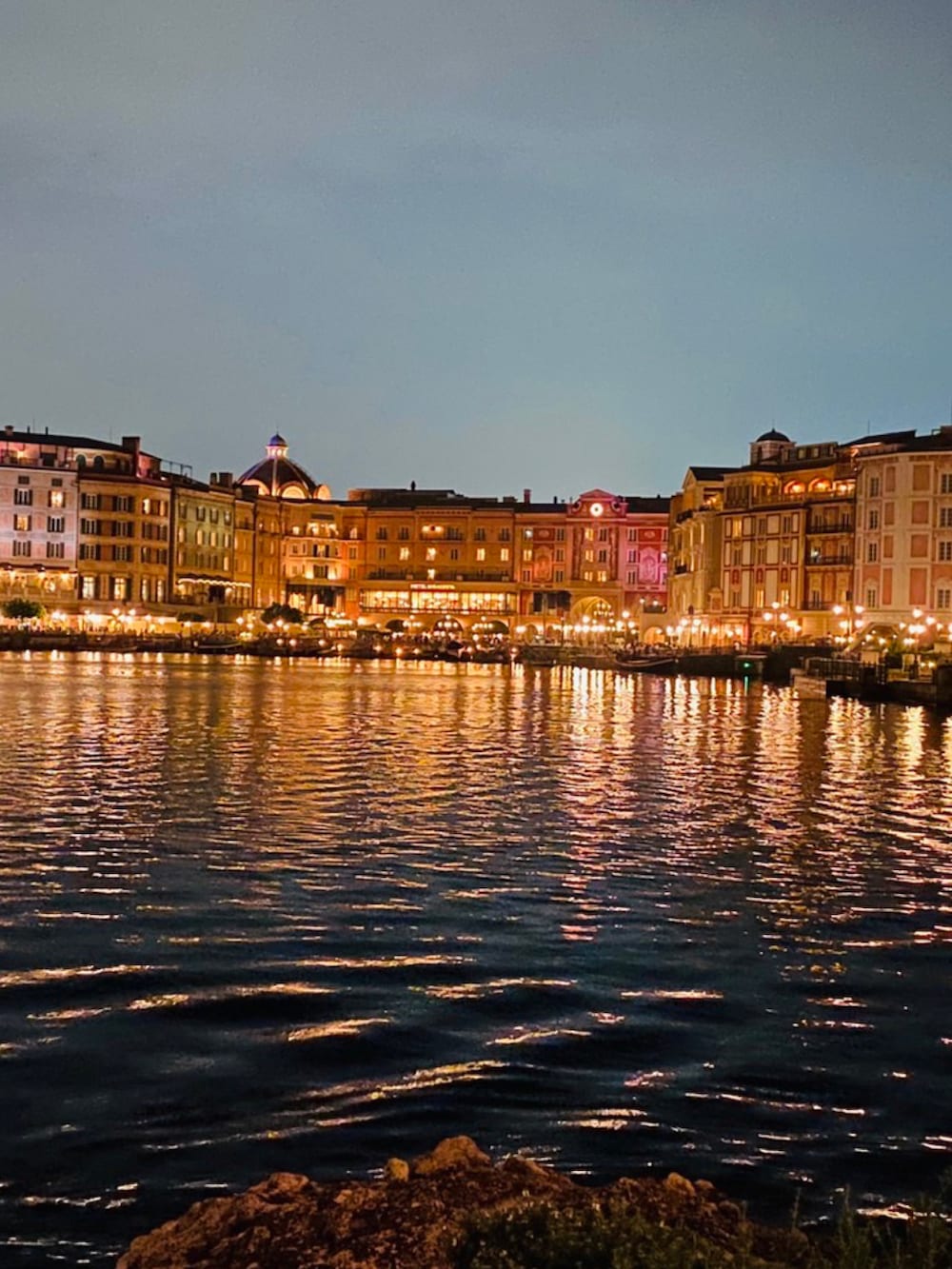 ホワイト系のスニーカー、グレー系のスラックス、ホワイト系のシャツ/ブラウスを着用したメンズの秋コーディネートの4枚目の写真