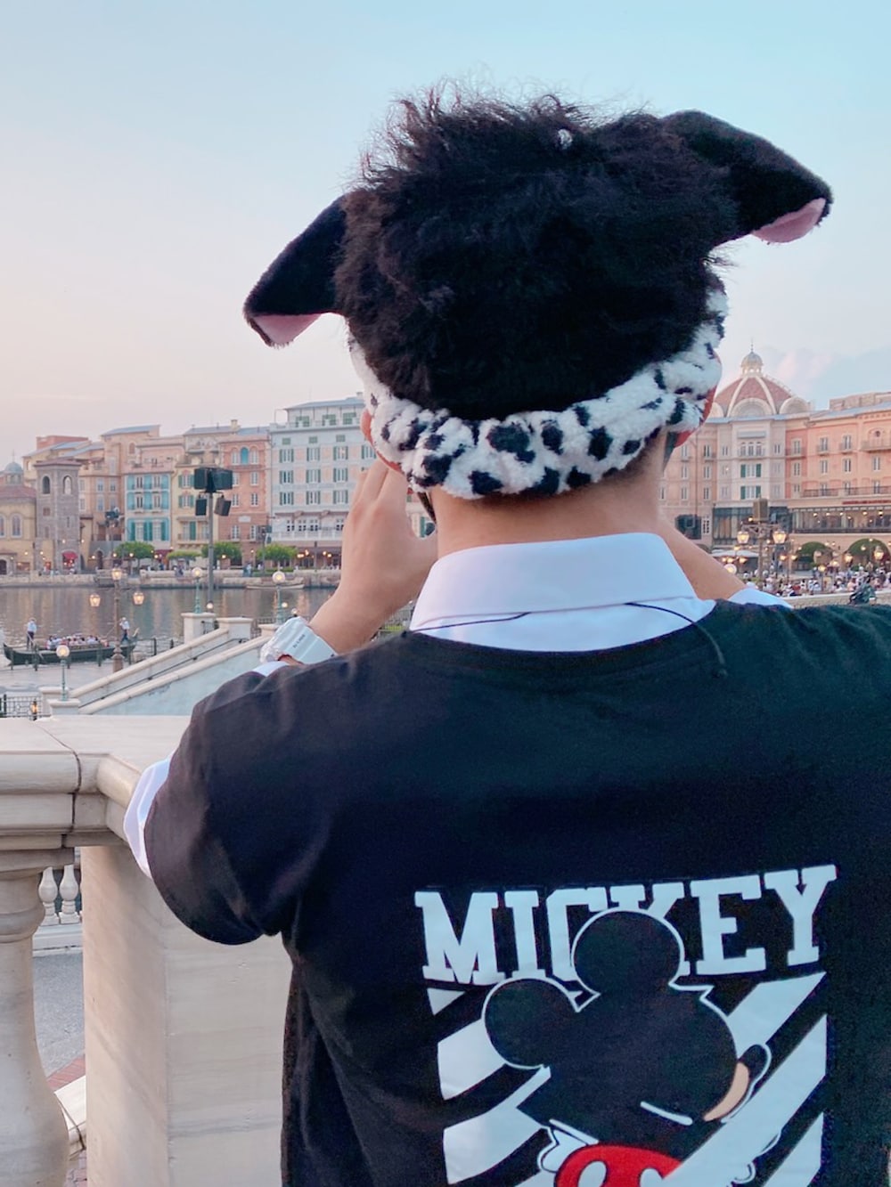 ホワイト系のスニーカー、グレー系のスラックス、ホワイト系のシャツ/ブラウスを着用したメンズの秋コーディネートの2枚目の写真