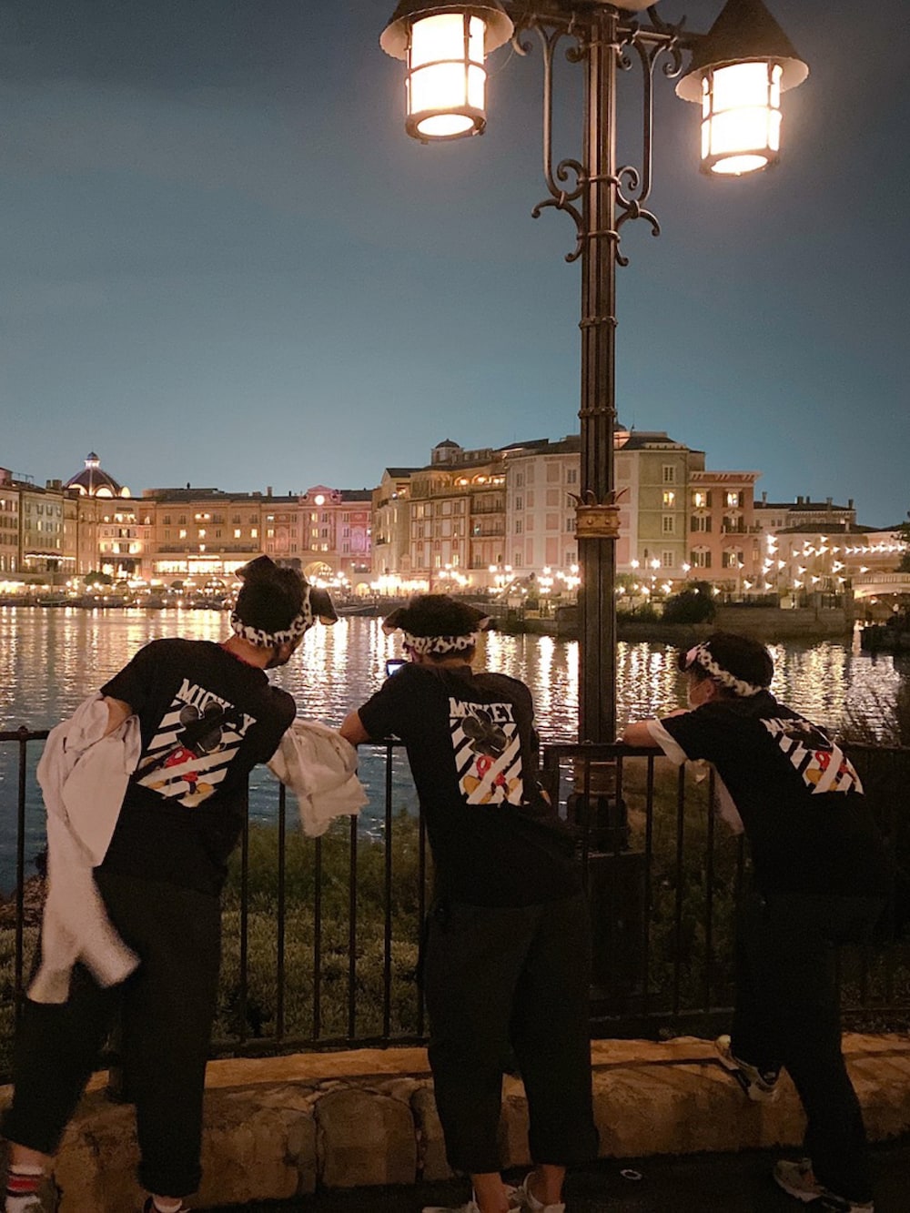 ホワイト系のスニーカー、グレー系のスラックス、ホワイト系のシャツ/ブラウスを着用したメンズの秋コーディネートの3枚目の写真