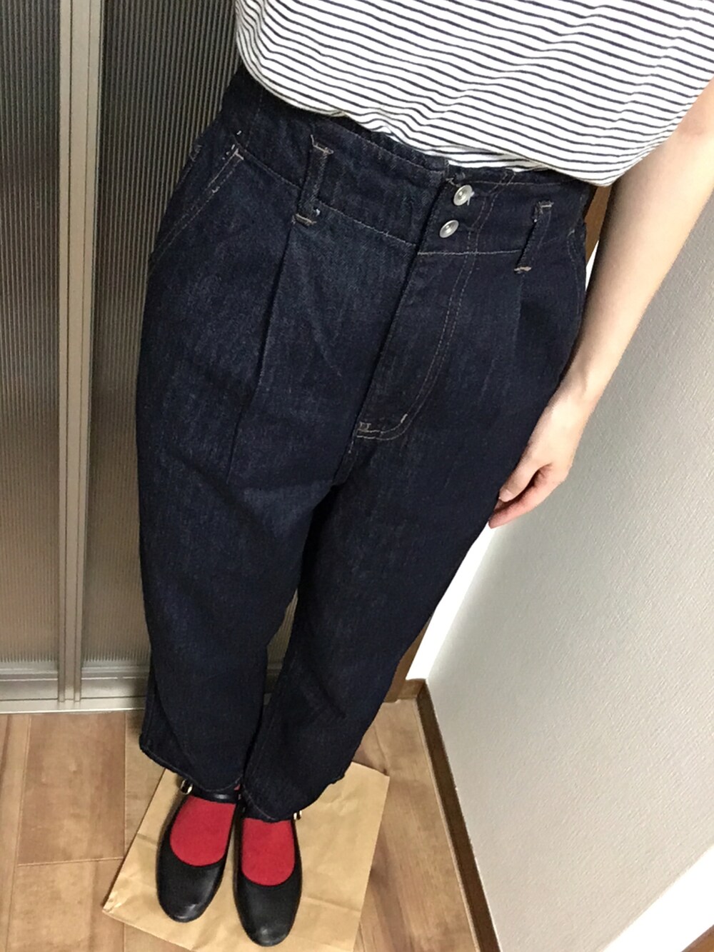 ブラック系のバレエシューズ、ホワイト系のTシャツ/カットソー、ブラウン系のショルダーバッグを着用したレディースの夏コーディネートの2枚目の写真
