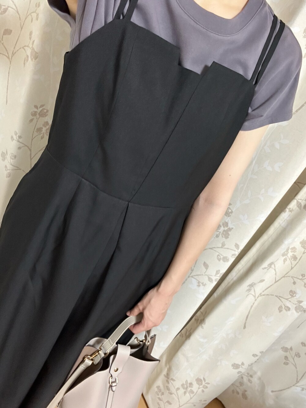 ホワイト系のスラックス、グレー系のTシャツ/カットソー、ブラック系のショルダーバッグを着用したレディースの夏コーディネートの3枚目の写真