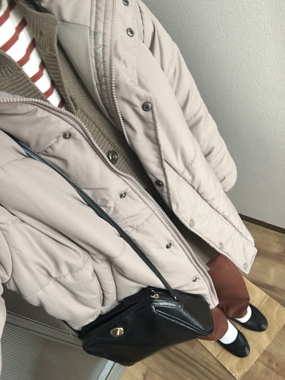 ブラック系のバレエシューズ、ブラック系のショルダーバッグ、その他のTシャツ/カットソーを着用したレディースの冬コーディネートの2枚目の写真