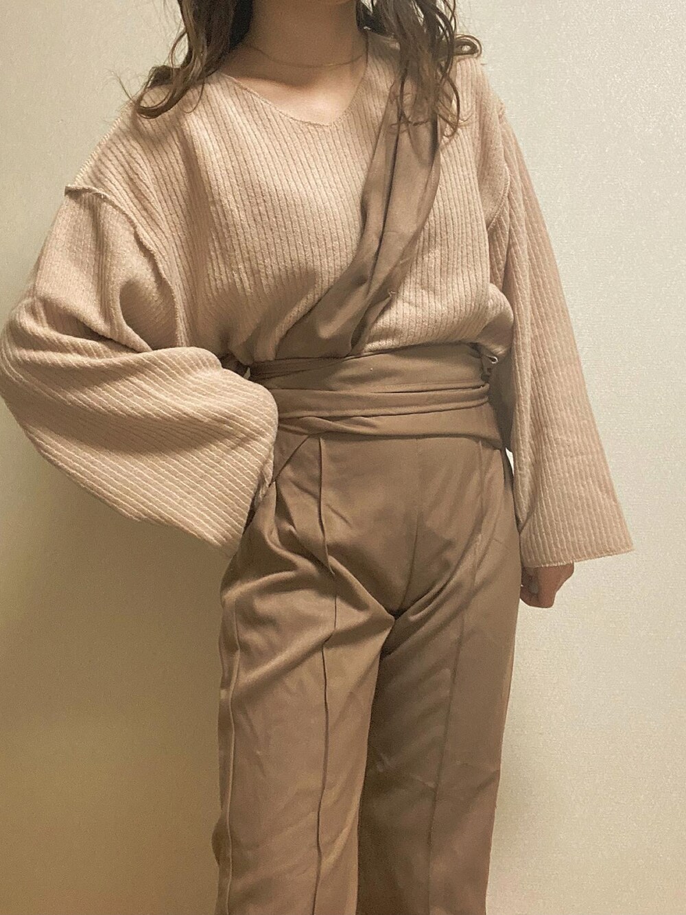 ホワイト系のショルダーバッグ、ベージュ系のニット/セーター、ベージュ系のその他パンツを着用したレディースの春コーディネートの2枚目の写真