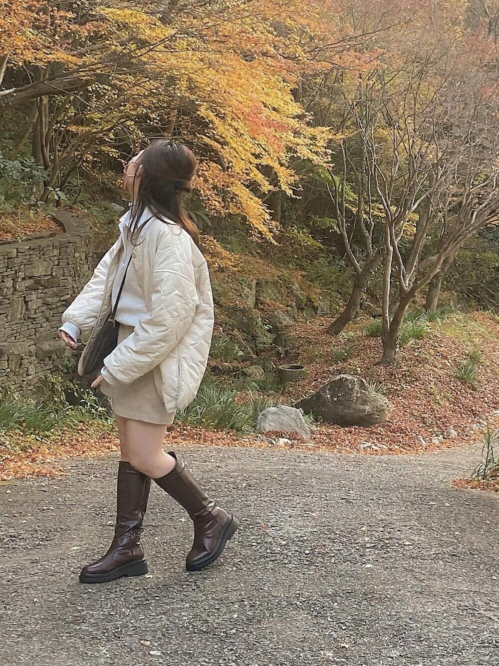 ホワイト系のトップス、ベージュ系のその他パンツ、ブラウン系のショルダーバッグを着用したレディースの冬コーディネートの3枚目の写真