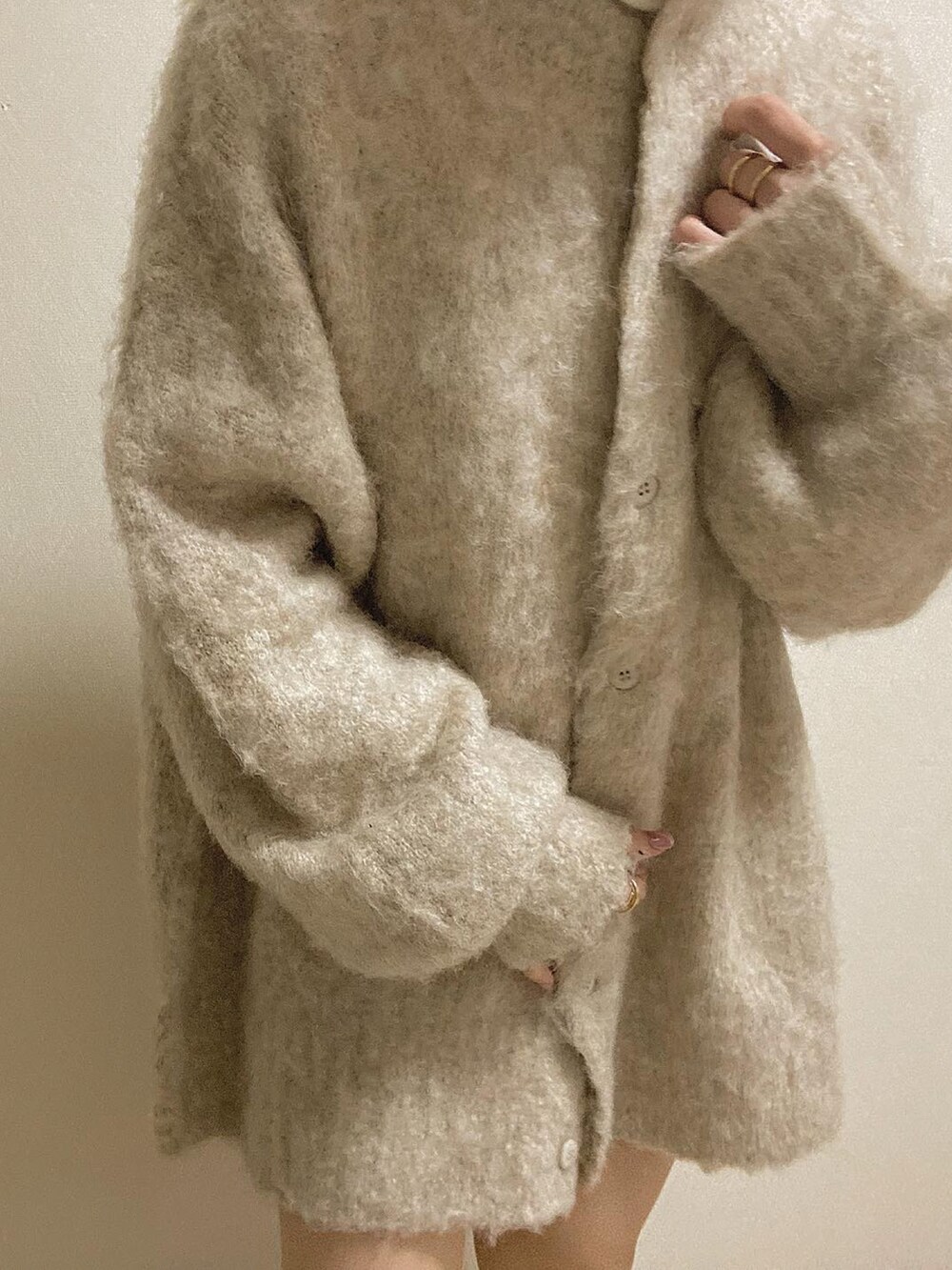 ベージュ系のニット/セーター、ブラウン系のボストンバッグ、その他のその他を着用したレディースの冬コーディネートの3枚目の写真