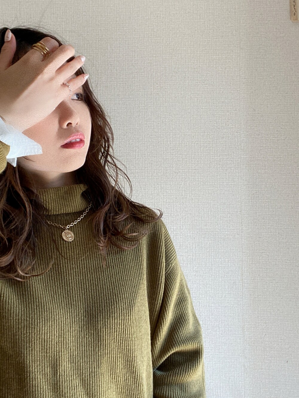 イエロー系のニット/セーター、ホワイト系のシャツ/ブラウス、グレー系のその他パンツを着用したレディースの秋コーディネートの3枚目の写真