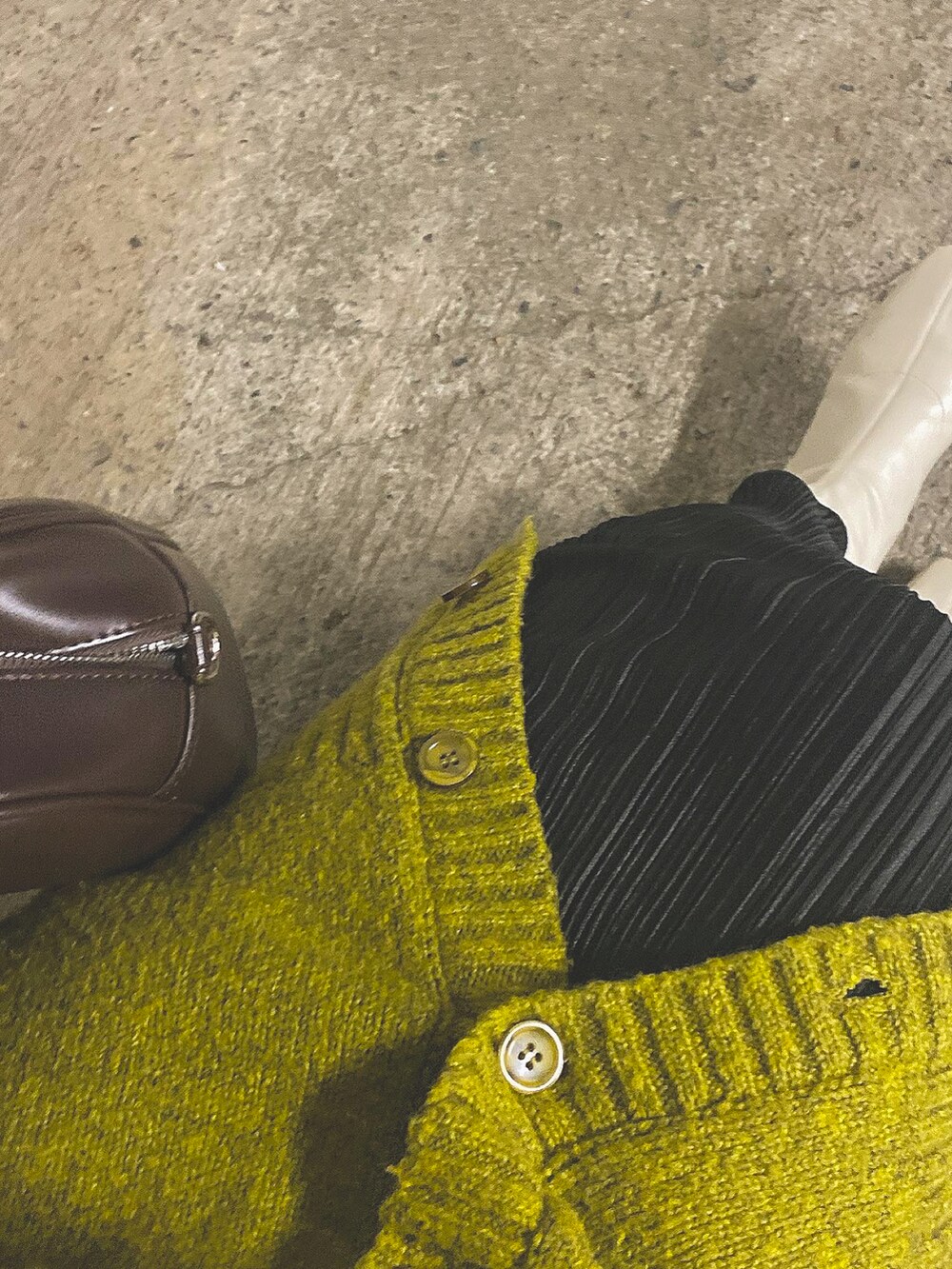 グリーン系のカーディガン/ボレロ、ベージュ系のTシャツ/カットソー、ホワイト系のスカートを着用したレディースの冬コーディネートの5枚目の写真