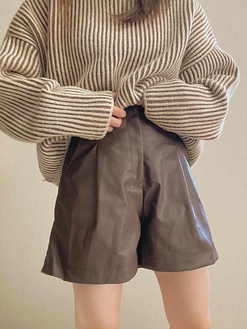 ブラウン系のニット/セーター、ホワイト系のショルダーバッグ、ブラウン系のその他パンツを着用したレディースの冬コーディネートの2枚目の写真