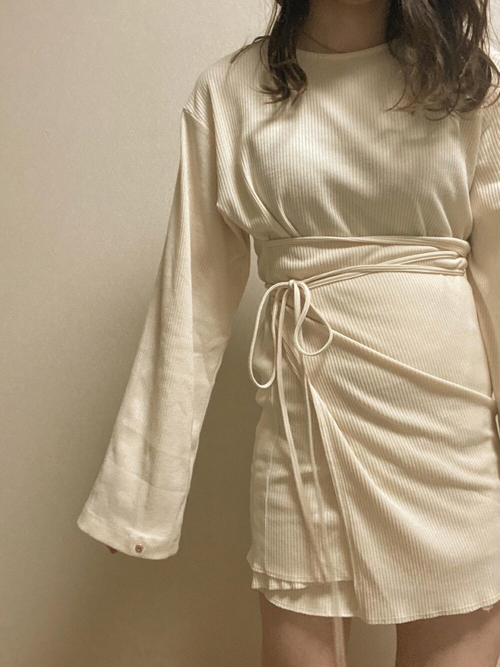 ベージュ系のトップスを着用したレディースの春コーディネートの3枚目の写真