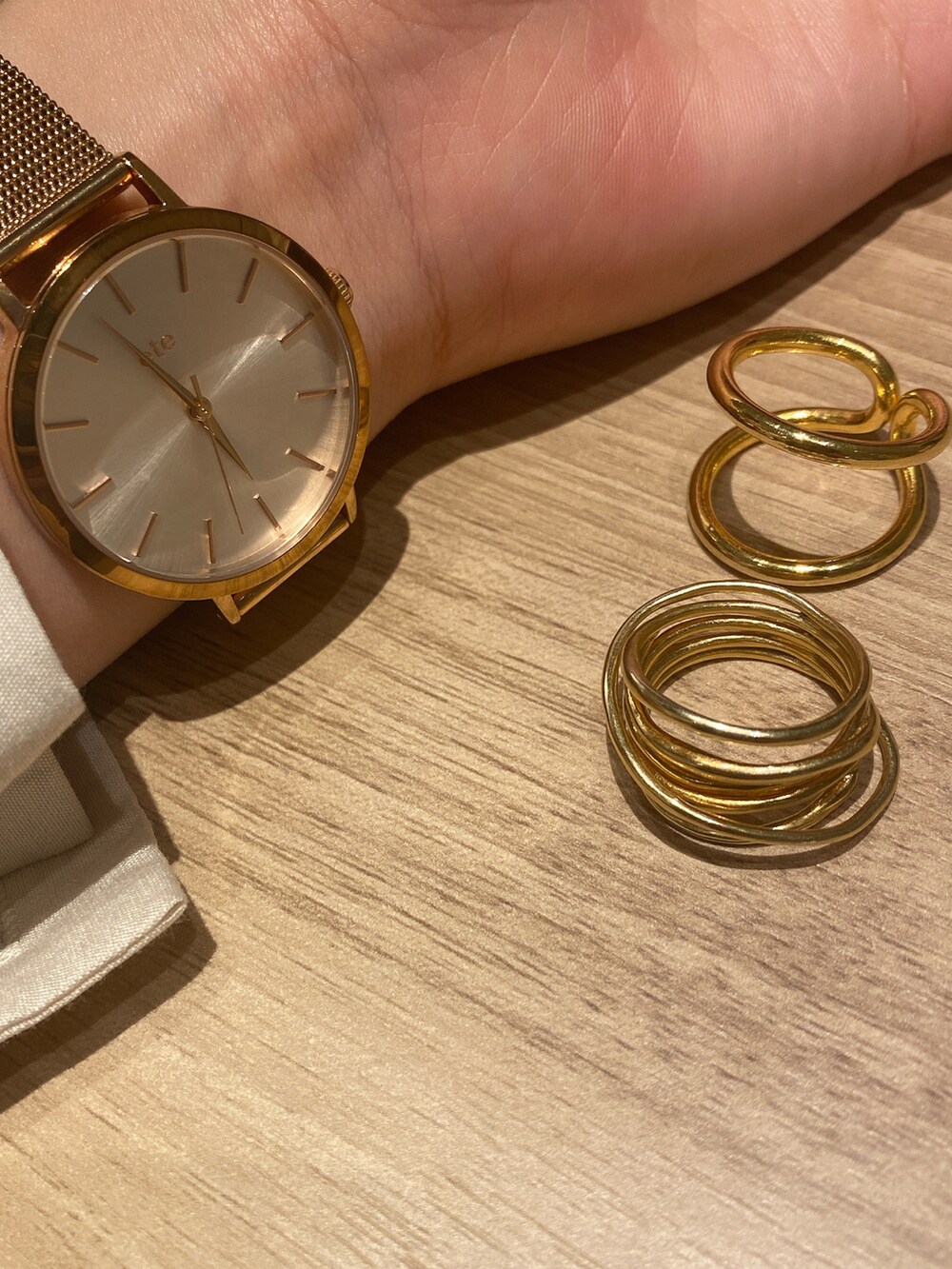 ベージュ系のノーカラーコート、ブラウン系のその他パンツ、ホワイト系のブーツを着用したレディースの秋コーディネートの4枚目の写真