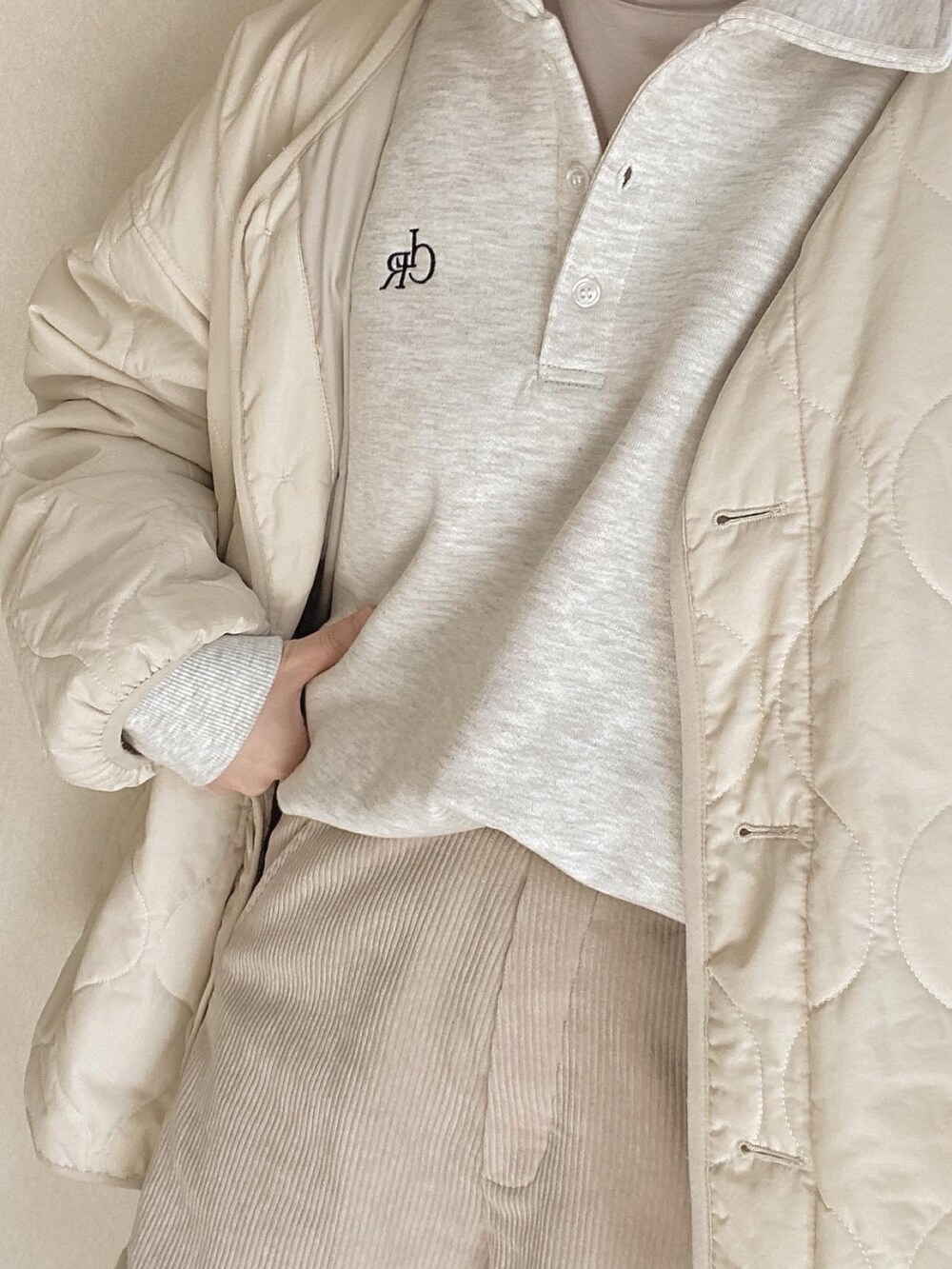 ホワイト系のトップス、ベージュ系のその他パンツ、ブラウン系のショルダーバッグを着用したレディースの冬コーディネートの2枚目の写真