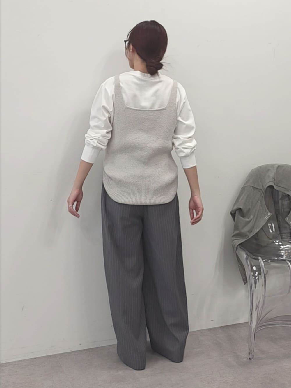 グレー系のベスト、ホワイト系のTシャツ/カットソー、グレー系のカーディガン/ボレロを着用したレディースの冬コーディネートの7枚目の写真