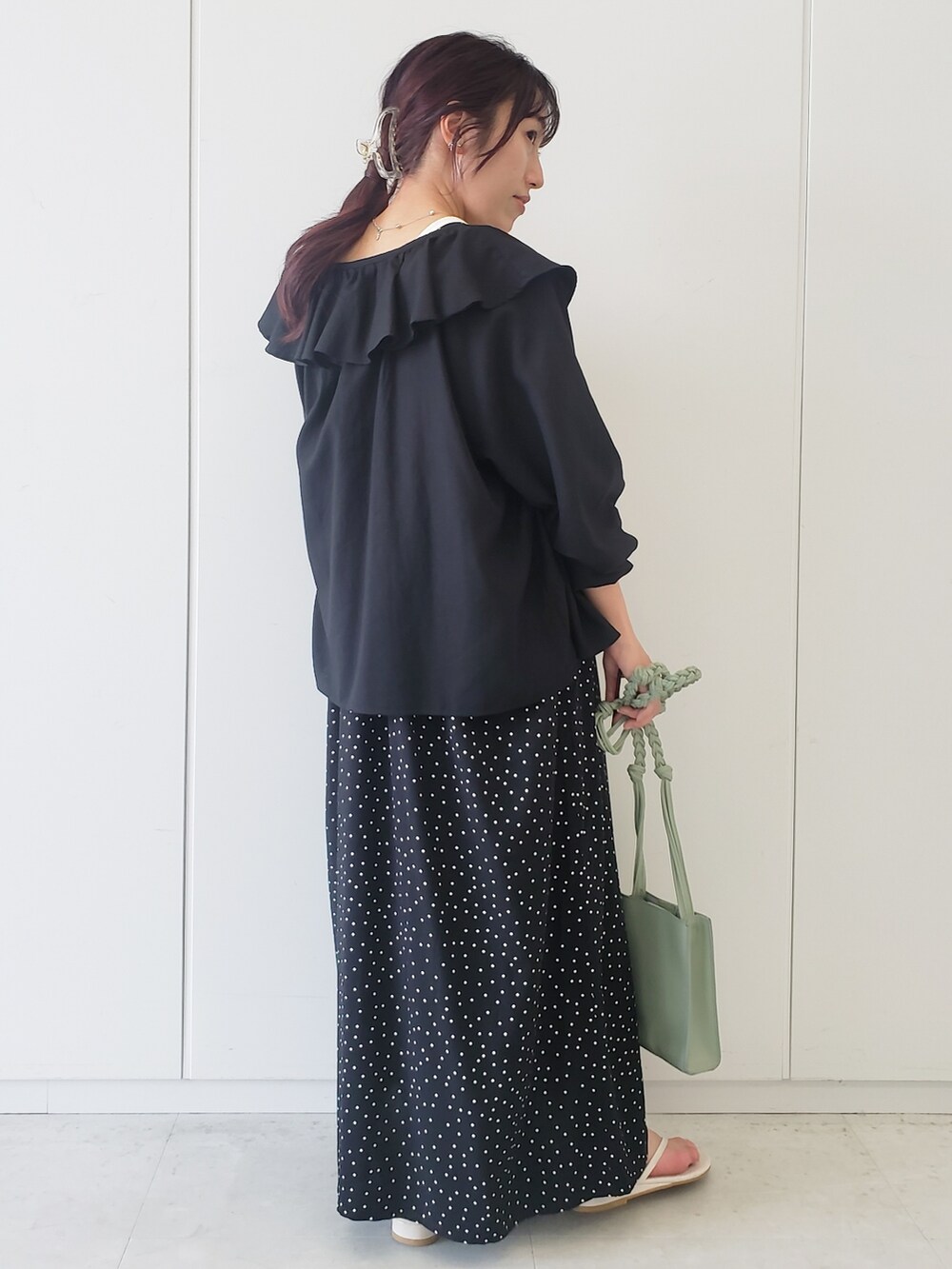 ホワイト系のタンクトップ、ブラック系のシャツ/ブラウス、その他のジャンパースカートを着用したレディースの春コーディネートの4枚目の写真