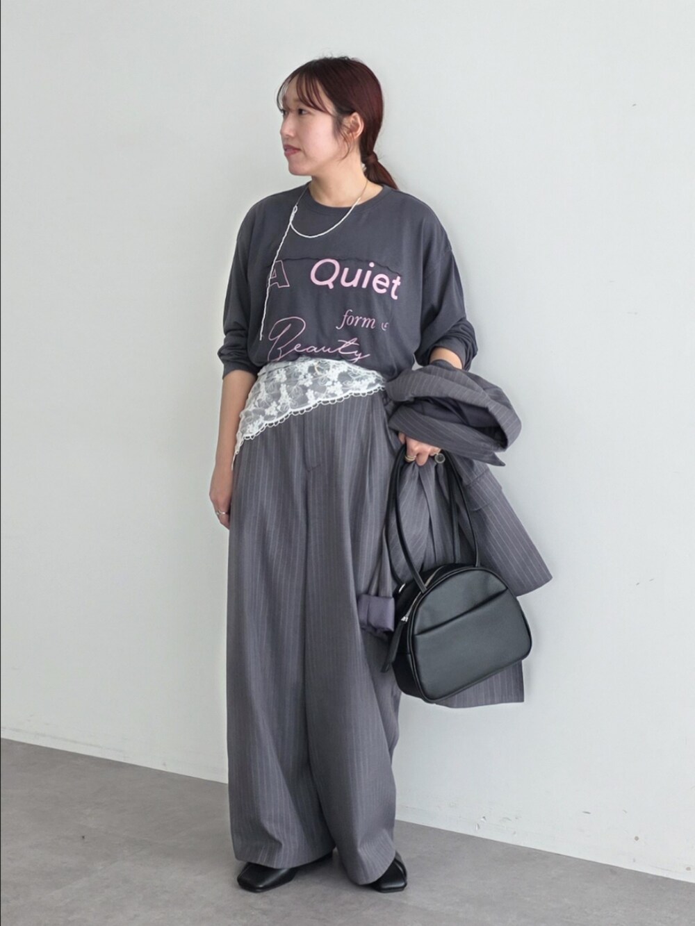 グレー系のテーラードジャケット、グレー系のTシャツ/カットソー、グレー系のその他パンツを着用したレディースの春コーディネートの6枚目の写真