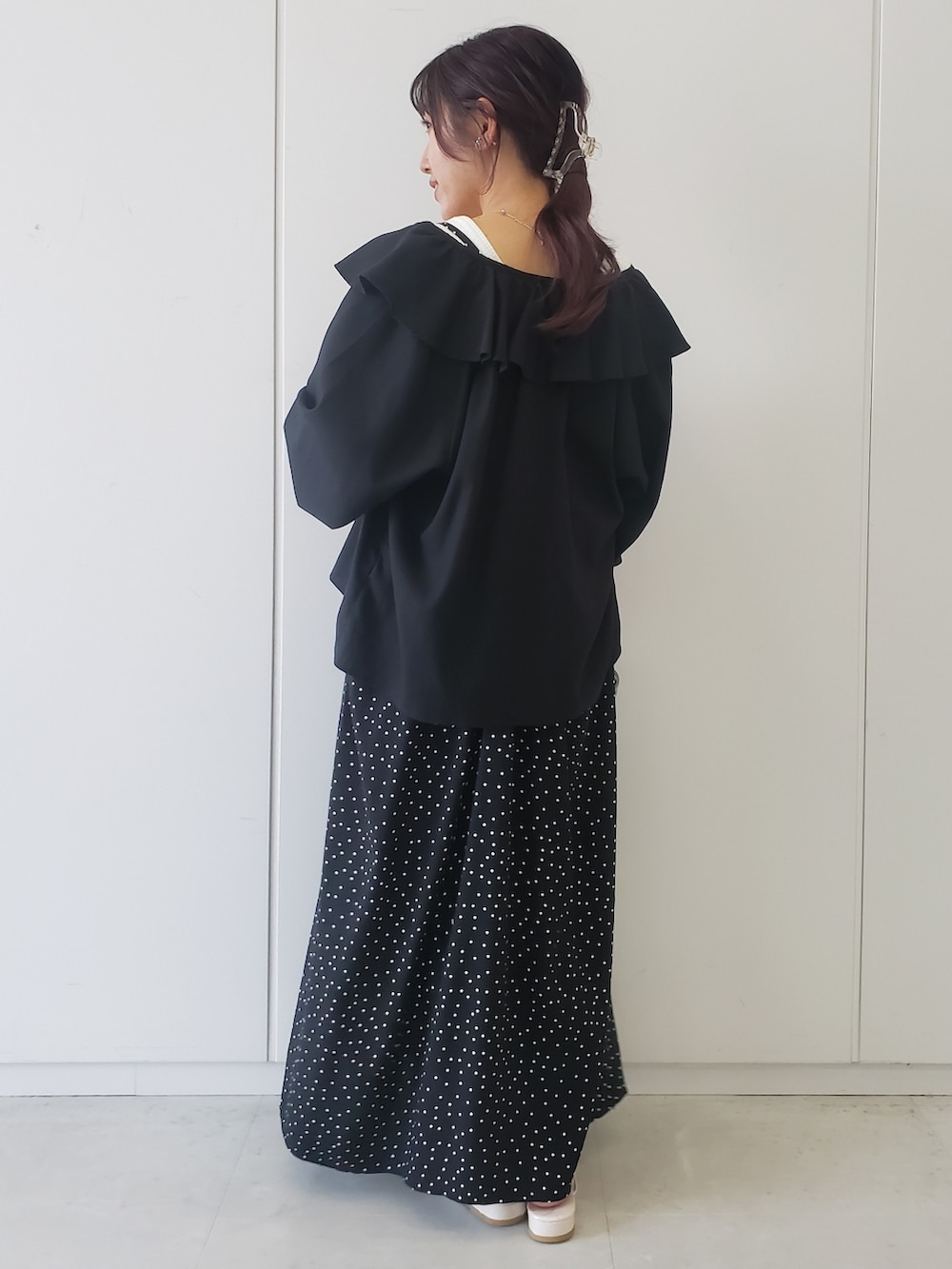 ホワイト系のタンクトップ、ブラック系のシャツ/ブラウス、その他のジャンパースカートを着用したレディースの春コーディネートの3枚目の写真