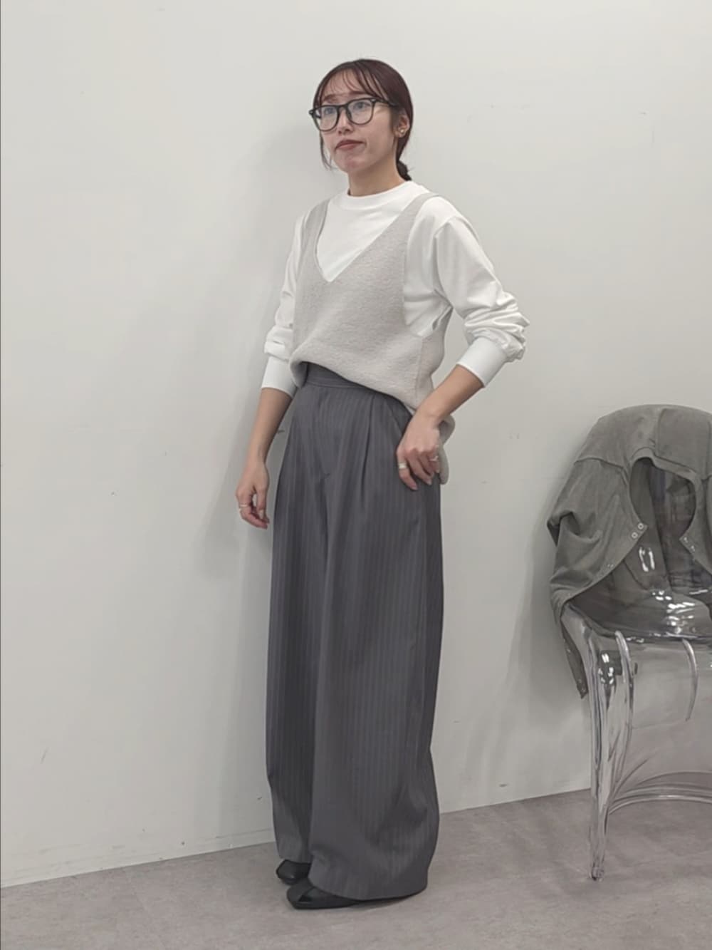 グレー系のベスト、ホワイト系のTシャツ/カットソー、グレー系のカーディガン/ボレロを着用したレディースの冬コーディネートの5枚目の写真